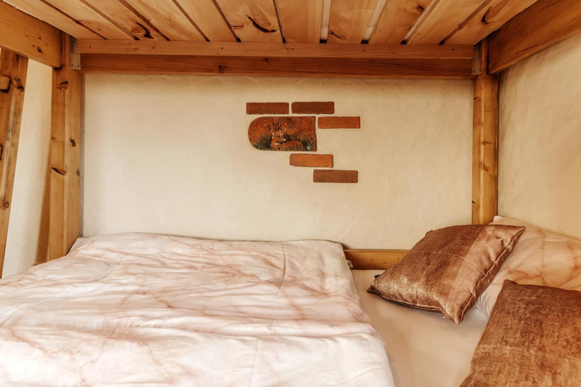 Gostilnica Orle - Sleeping In The Tower 호텔 Škofljica 외부 사진