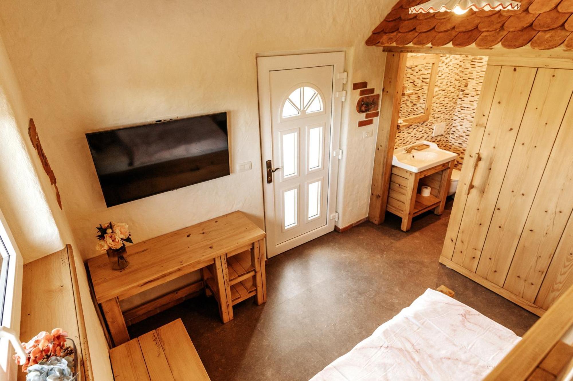 Gostilnica Orle - Sleeping In The Tower 호텔 Škofljica 외부 사진