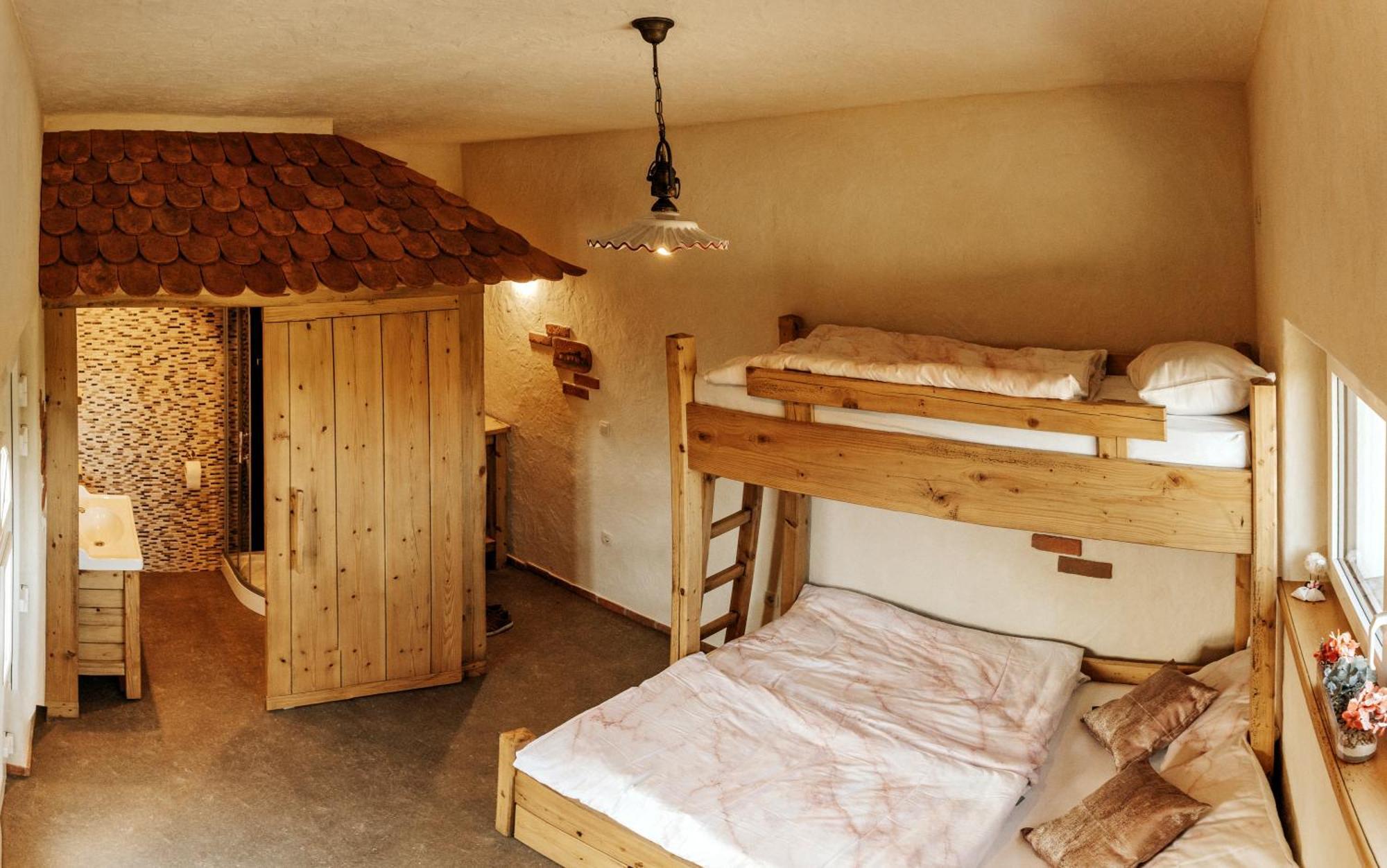 Gostilnica Orle - Sleeping In The Tower 호텔 Škofljica 외부 사진